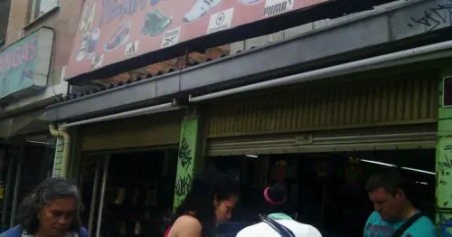 LA FERIA DE LAS ZAPATILLAS LA FERIA DE LAS ZAPATILLAS